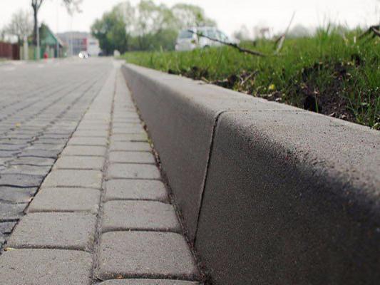 Установка дорожного бордюра